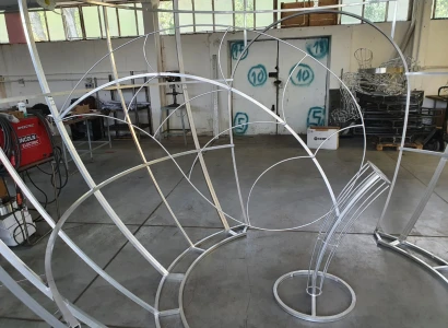 Konstrukcja jabłka z przejściem dla Ogrodu Świateł w Krakowie (1)