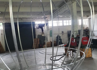 Konstrukcja jabłka z przejściem dla Ogrodu Świateł w Krakowie (2)