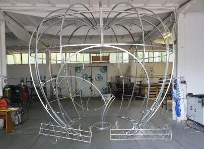 Konstrukcja jabłka z przejściem dla Ogrodu Świateł w Krakowie (3)