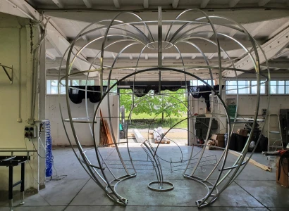 Konstrukcja jabłka z przejściem dla Ogrodu Świateł w Krakowie (4)