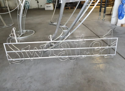 Konstrukcja jabłka z przejściem dla Ogrodu Świateł w Krakowie (5)